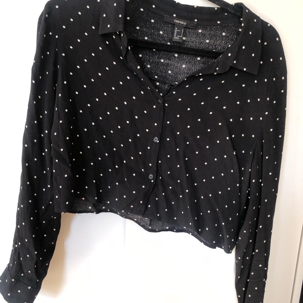 Cropped timeless b&w polka dot button up